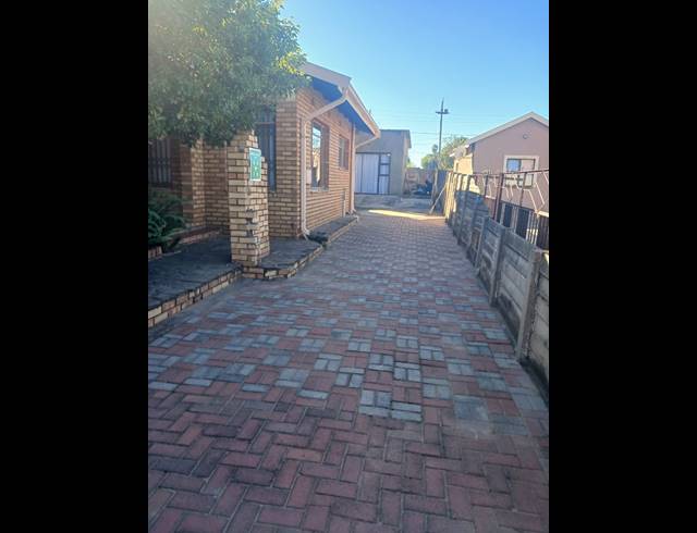 6 BEDROOM HOUSE FOR SALE IN MADADENI B